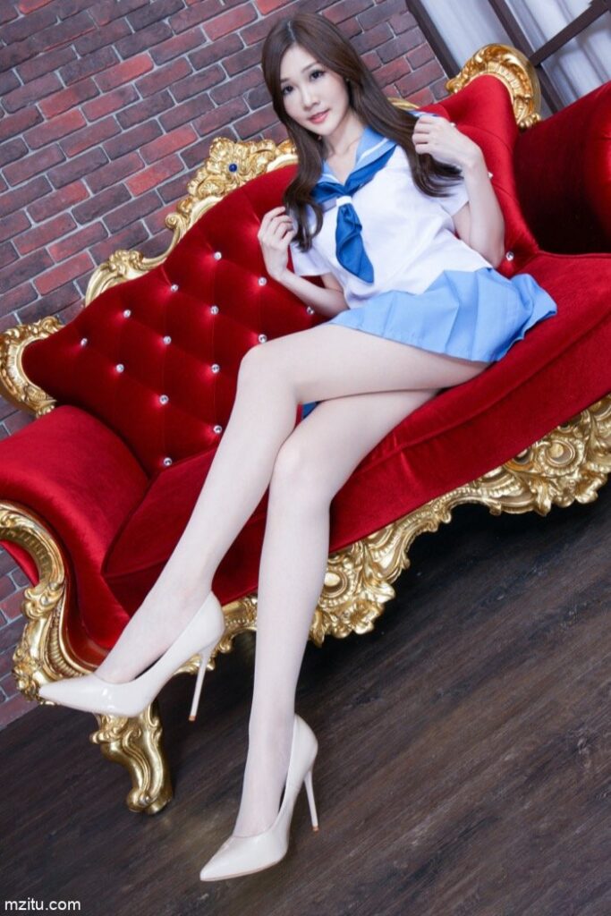 成熟迷人的美少妇，美腿纤细白皙真性感-婷美图