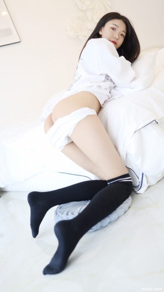 脱个精光躺倒床上，JK软妹张小妮皮肤白皙水嫩极致-婷美图