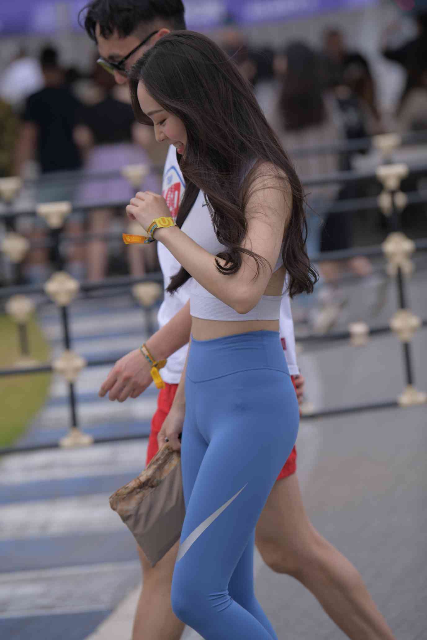 图片[1]-陪男朋友逛街的瑜伽裤女孩【74P】04034-婷美图