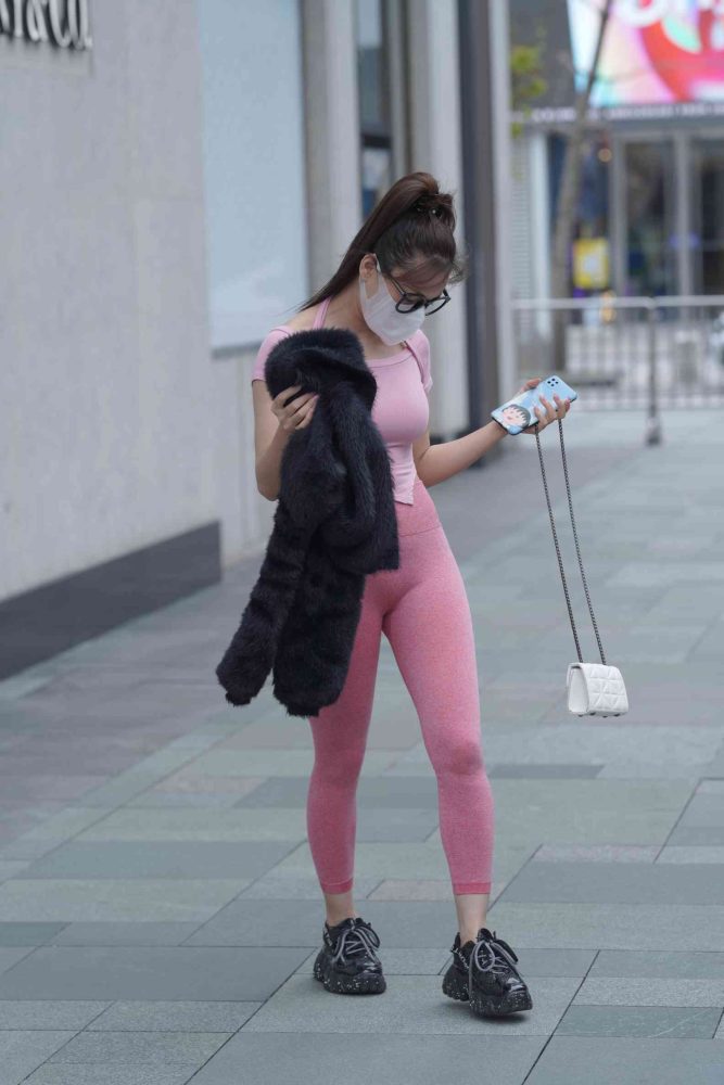 粉红色瑜伽裤的眼镜妹妹【93P】04019-婷美图