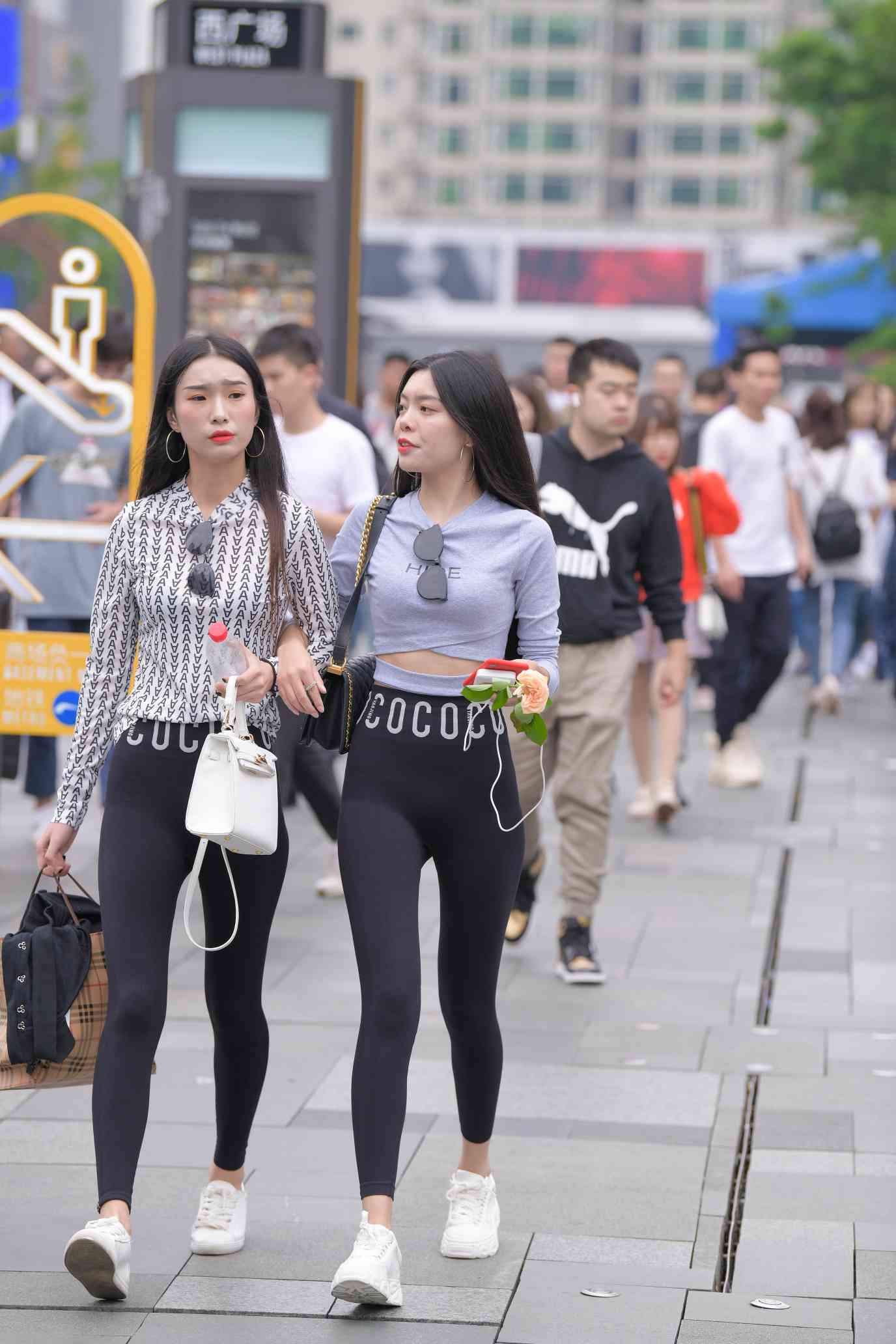 图片[2]-【免费】逛街的两个瑜伽裤姑娘【40P】04030-婷美图
