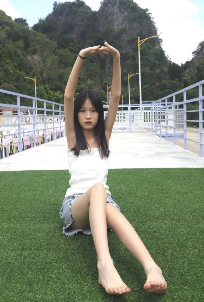 坐在草地上的长发女孩【172P】20012-婷美图