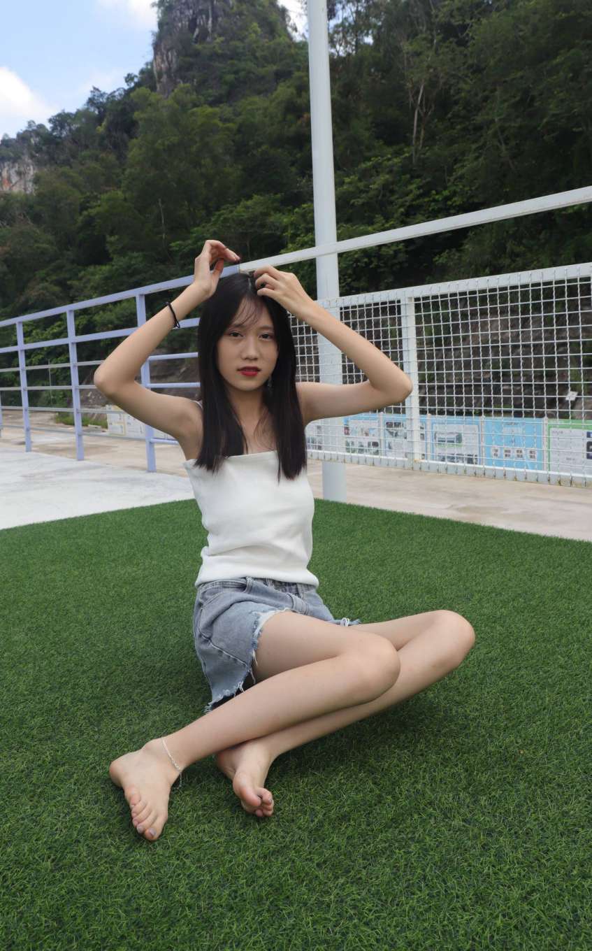 图片[4]-坐在草地上的长发女孩【172P】20012-婷美图