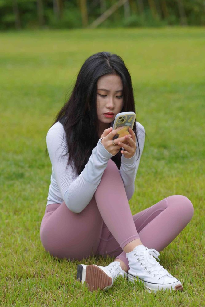 坐在草地玩手机的瑜伽姑娘【733P】04012-婷美图