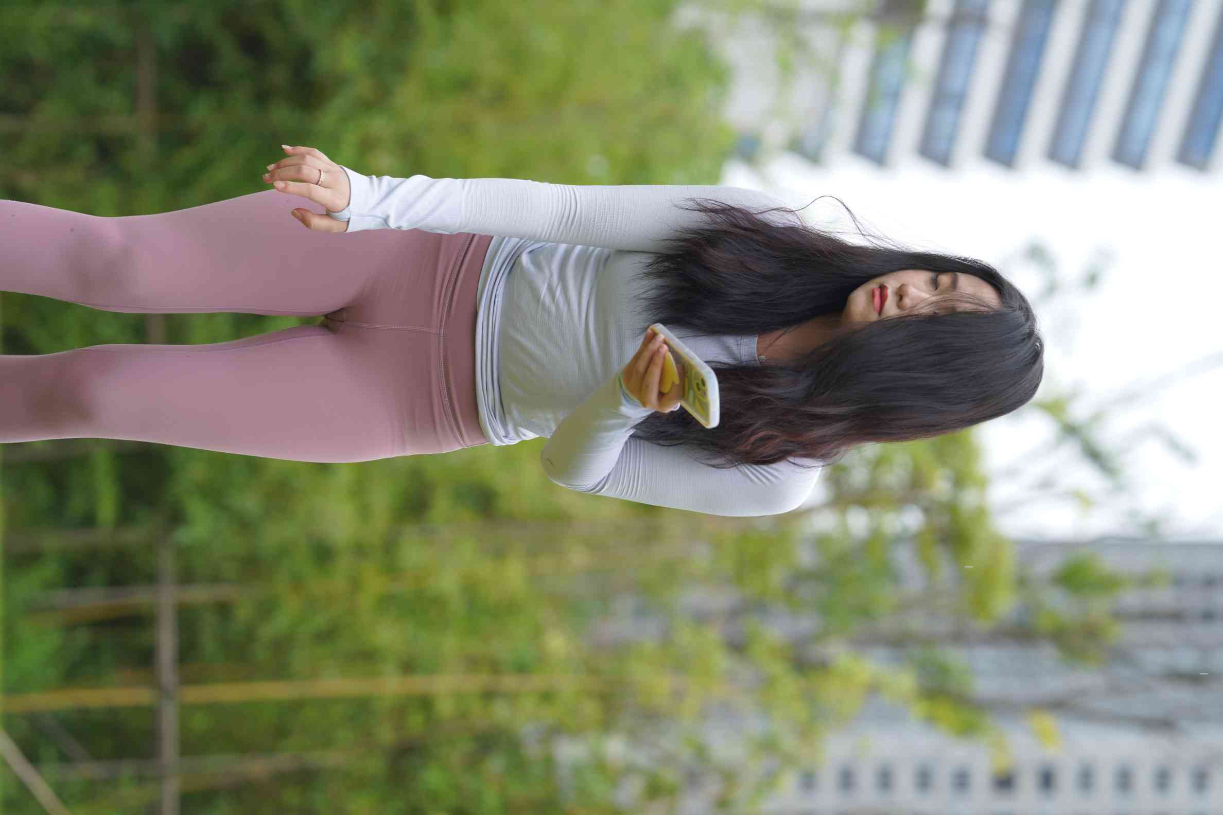 图片[5]-坐在草地玩手机的瑜伽姑娘【733P】04012-婷美图
