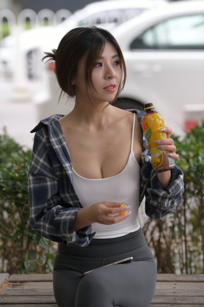 喝饮料的瑜伽裤女孩J2242 383P1V-17.5GB-婷美图
