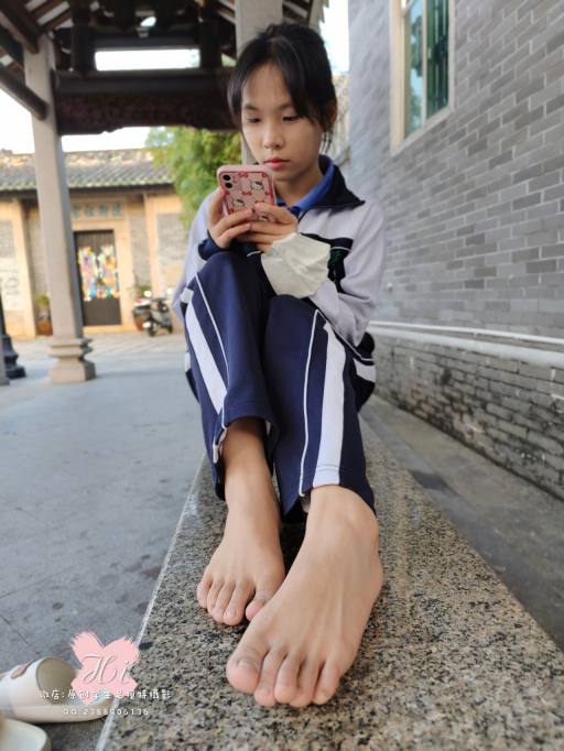 【免费】专心致志玩手机的女孩【42P】20028-婷美图