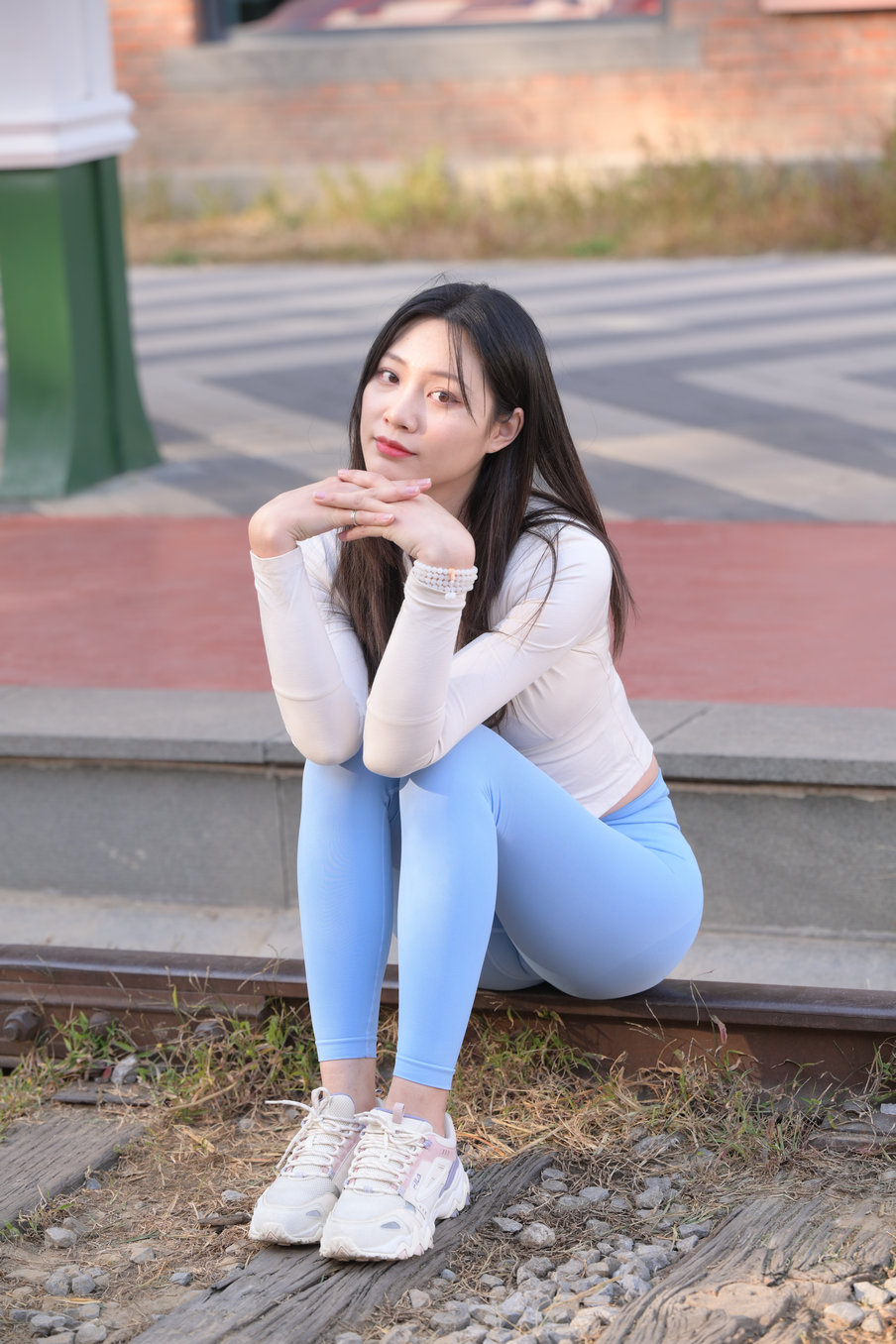 图片[2]-在路边休息的瑜伽裤女孩 J3435 558P-10.8GB-婷美图