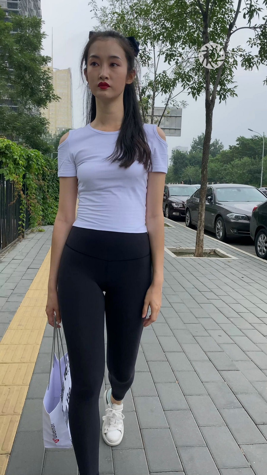 图片[1]-黑色瑜伽裤逛街的女孩J4000 MP4-7.76GB-婷美图
