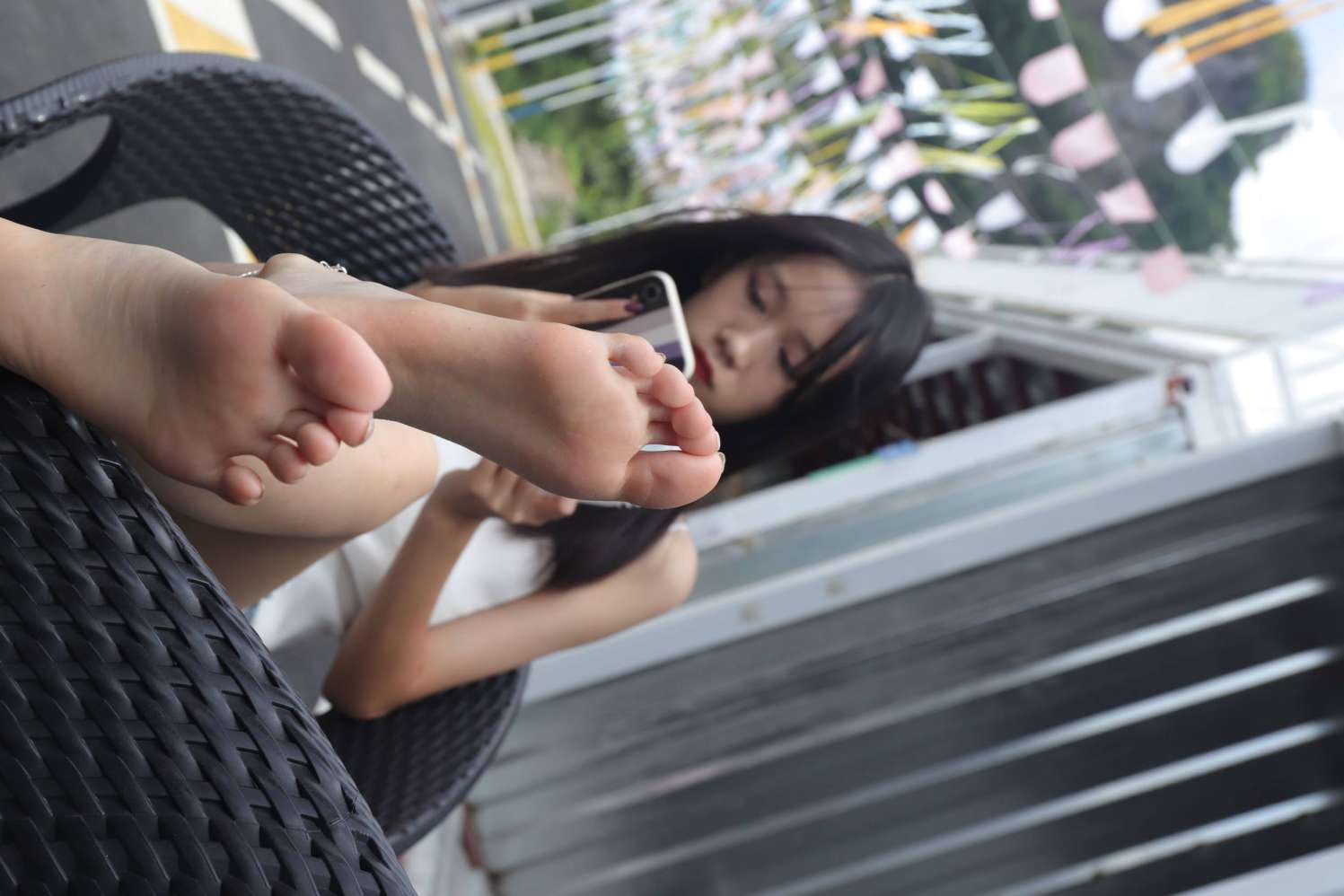 图片[2]-坐在草地上的长发女孩【172P】20012-婷美图