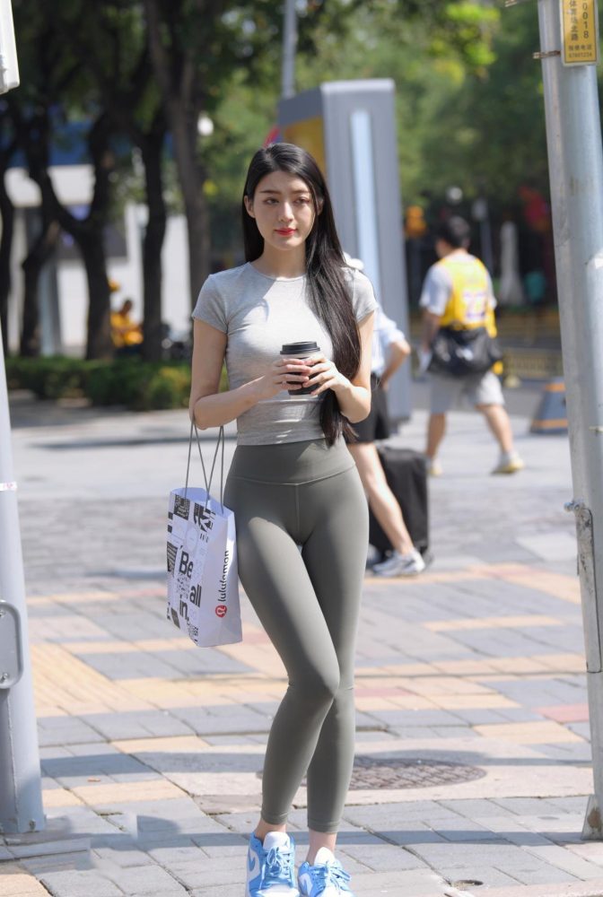 在外面逛街的瑜伽裤女孩J2240 449P1V-16.7GB-婷美图
