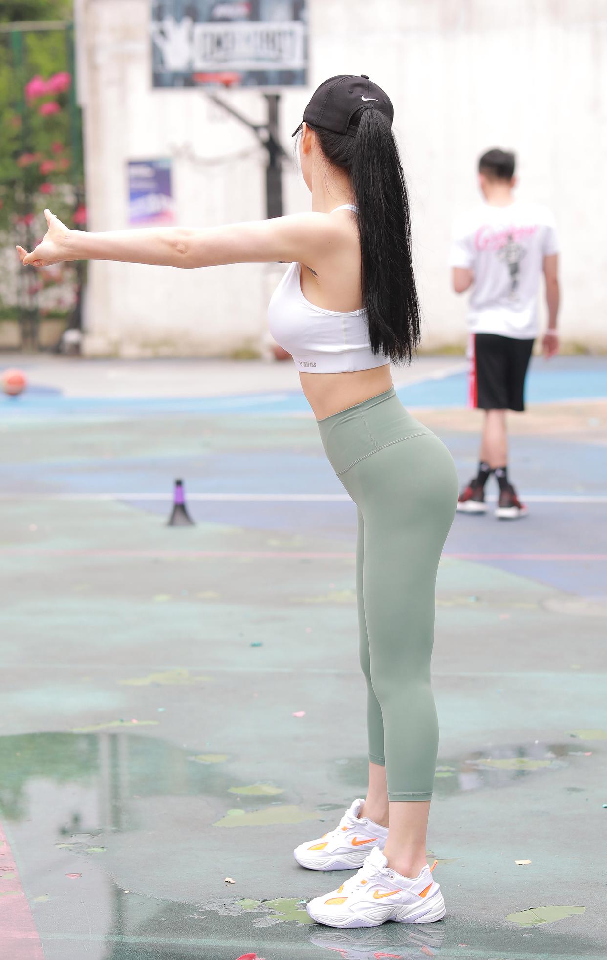 图片[1]-打扮很休闲的瑜伽裤女孩 J1600 415P3V-10.4GB-婷美图