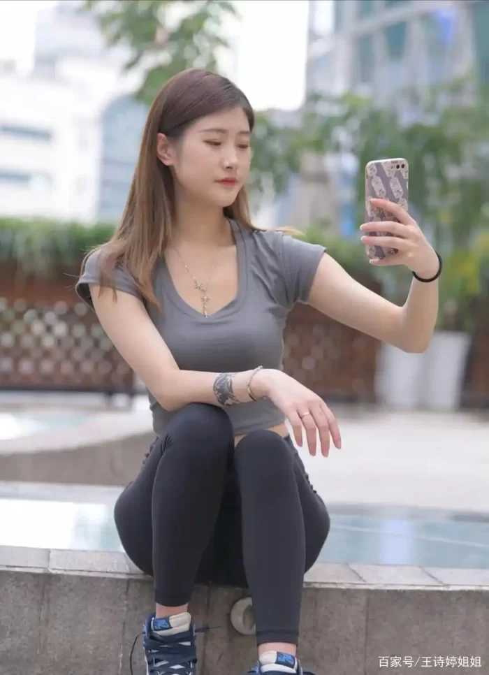 图片[2]-有小虎牙非常甜美的瑜伽裤女孩-婷美图