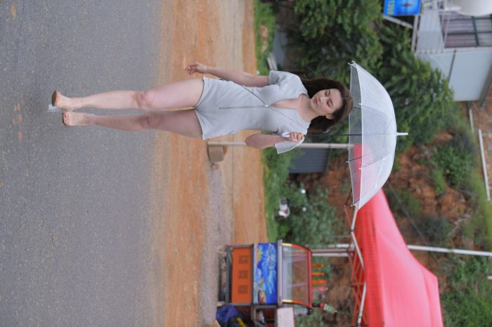 阴雨天在海边骑车的长发女人【156P】00044-婷美图