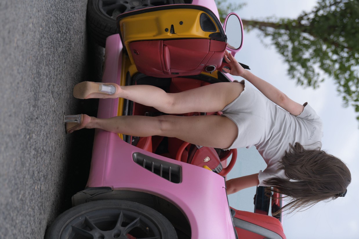 图片[3]-在海边开跑车的连衣短裤女孩【390P】00030-婷美图
