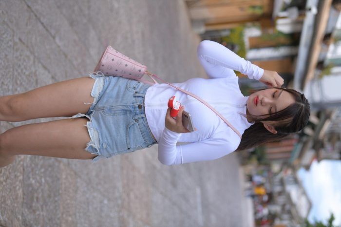 紧身牛仔短裤骑自行车的漂亮女孩【588P】00053-婷美图
