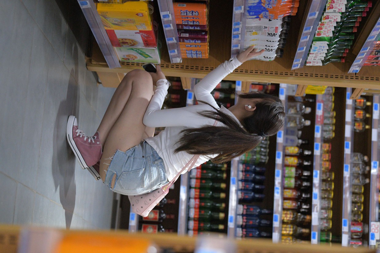 图片[5]-紧身牛仔短裤骑自行车的漂亮女孩【588P】00053-婷美图