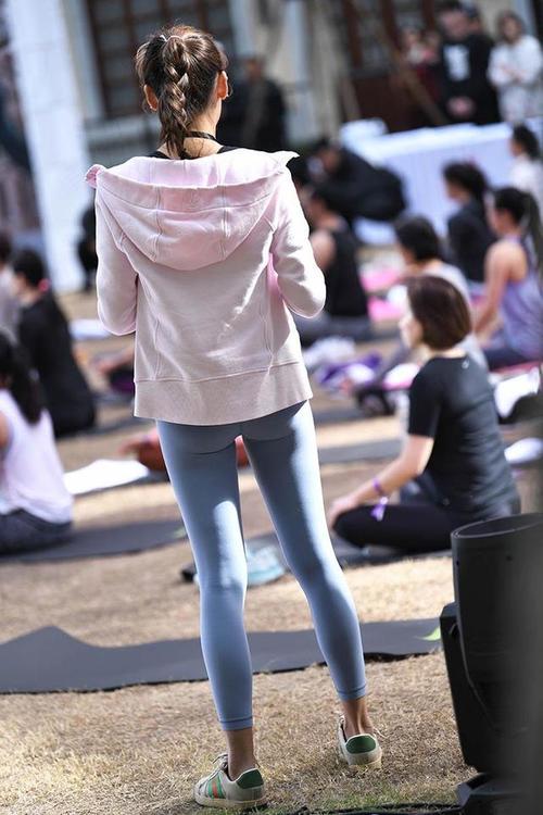 图片[2]-在广场看热闹的瑜伽裤女人-婷美图