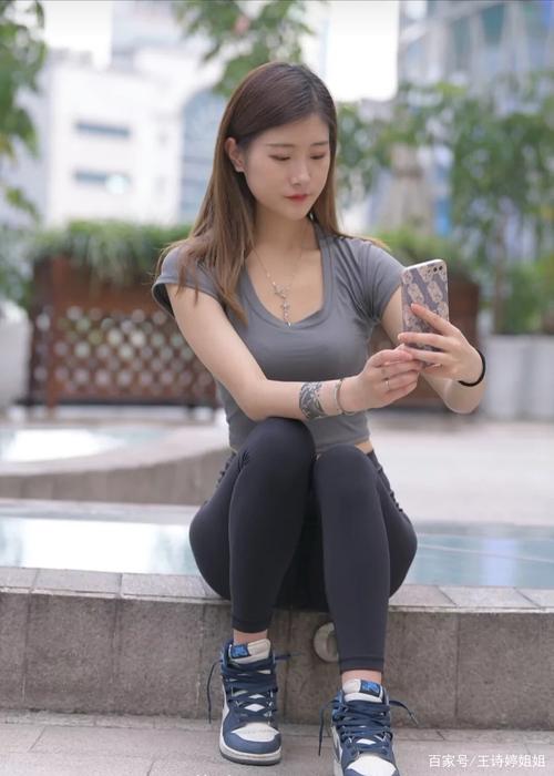 有小虎牙非常甜美的瑜伽裤女孩-婷美图