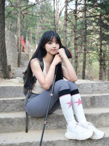 图片[1]-爱爬山的瑜伽裤MM，太甜美了！~-婷美图