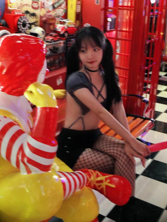 网格丝袜的清纯双马尾小姑娘-婷美图