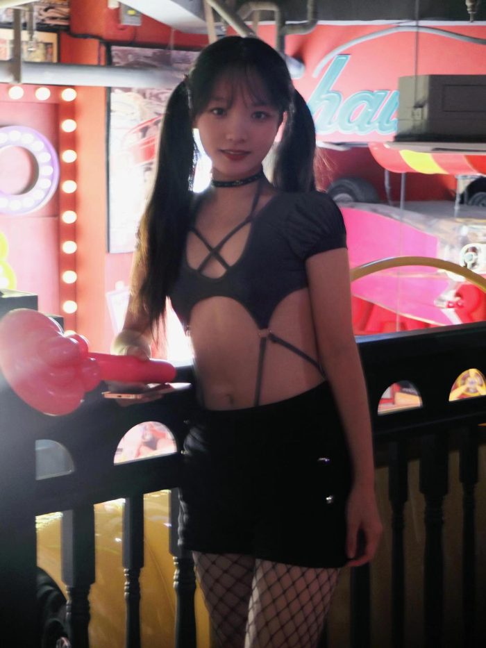 网格丝袜的清纯双马尾小姑娘-婷美图