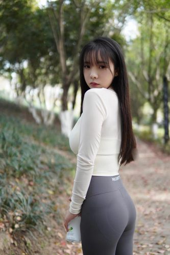 图片[9]-穿瑜伽裤爬山的长发少女-婷美图