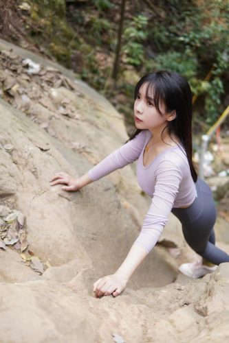 图片[8]-穿瑜伽裤爬山的长发少女-婷美图
