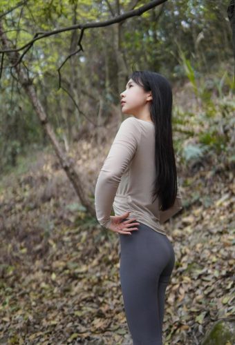 图片[5]-穿瑜伽裤爬山的长发少女-婷美图