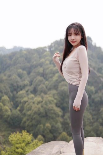 图片[3]-穿瑜伽裤爬山的长发少女-婷美图