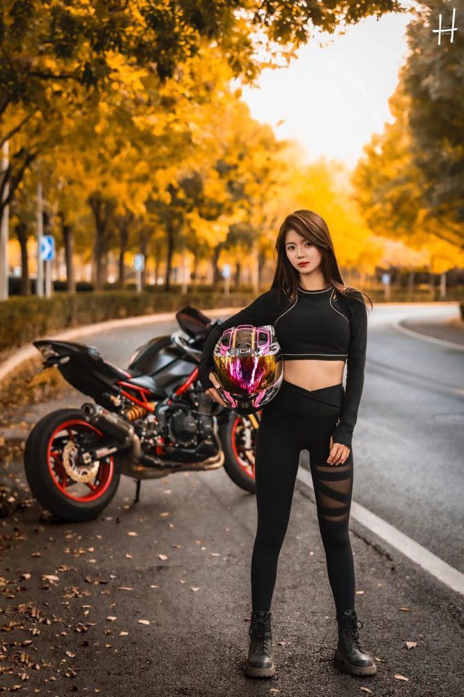 骑摩托车的瑜伽裤美女身材太好了！-婷美图