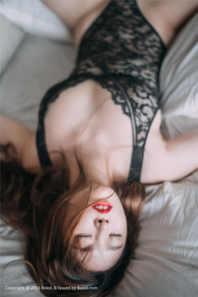 欲火焚身的蕾丝美女-婷美图